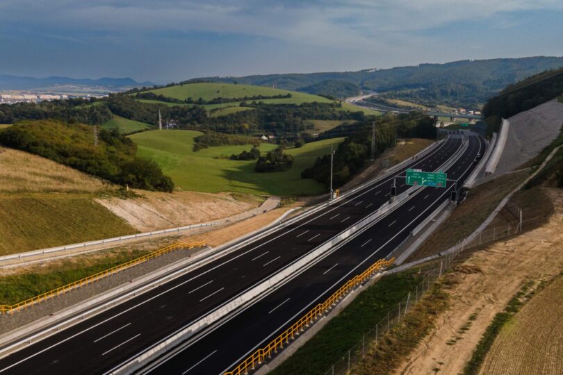 Nové diaľničné známky 2025: Štát oznámil vyššie ceny pre vodičov