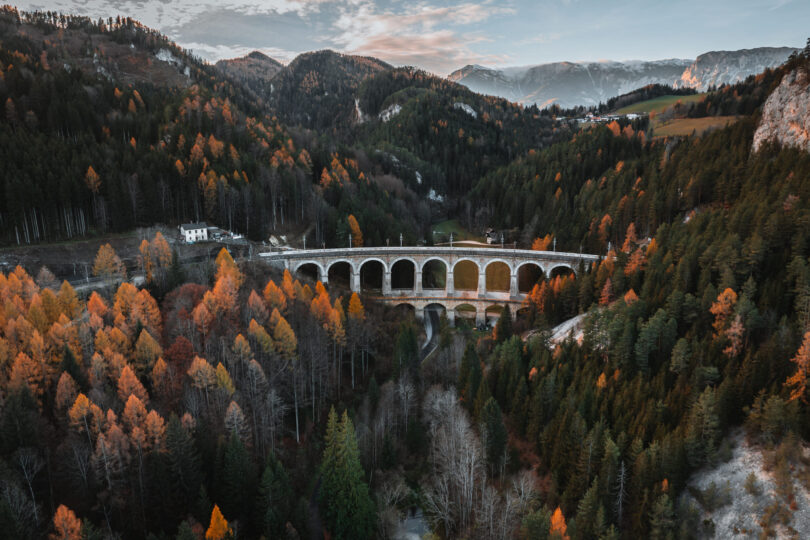 Jesenný Semmering: Jedinečná turistika v Rakúsku popri železnici UNESCO